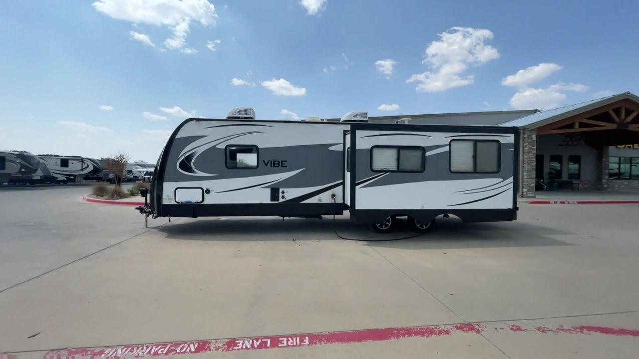 2018 TAN VIBE 268RKS (4X4TVBC26J4) , Length: 34.5 ft. | Dry Weight: 6,540 lbs. | Slides: 1 transmission, located at 4319 N Main Street, Cleburne, TX, 76033, (817) 221-0660, 32.435829, -97.384178 - With the 2018 Vibe 268RKS Travel Trailer, you can experience both adventure and relaxation. This RV provides an ideal combination of ample space and easy maneuverability, making it a great choice for your travels. With the addition of one slide, this RV optimizes living space without compromising it - Photo #6