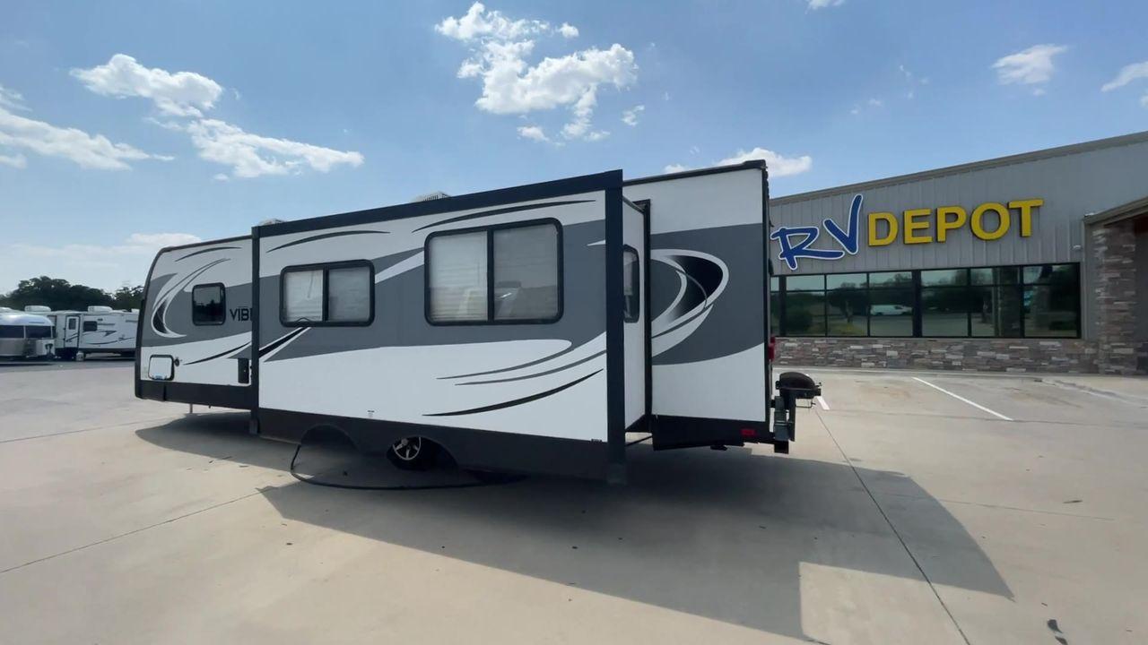 2018 TAN VIBE 268RKS (4X4TVBC26J4) , Length: 34.5 ft. | Dry Weight: 6,540 lbs. | Slides: 1 transmission, located at 4319 N Main Street, Cleburne, TX, 76033, (817) 221-0660, 32.435829, -97.384178 - With the 2018 Vibe 268RKS Travel Trailer, you can experience both adventure and relaxation. This RV provides an ideal combination of ample space and easy maneuverability, making it a great choice for your travels. With the addition of one slide, this RV optimizes living space without compromising it - Photo #7