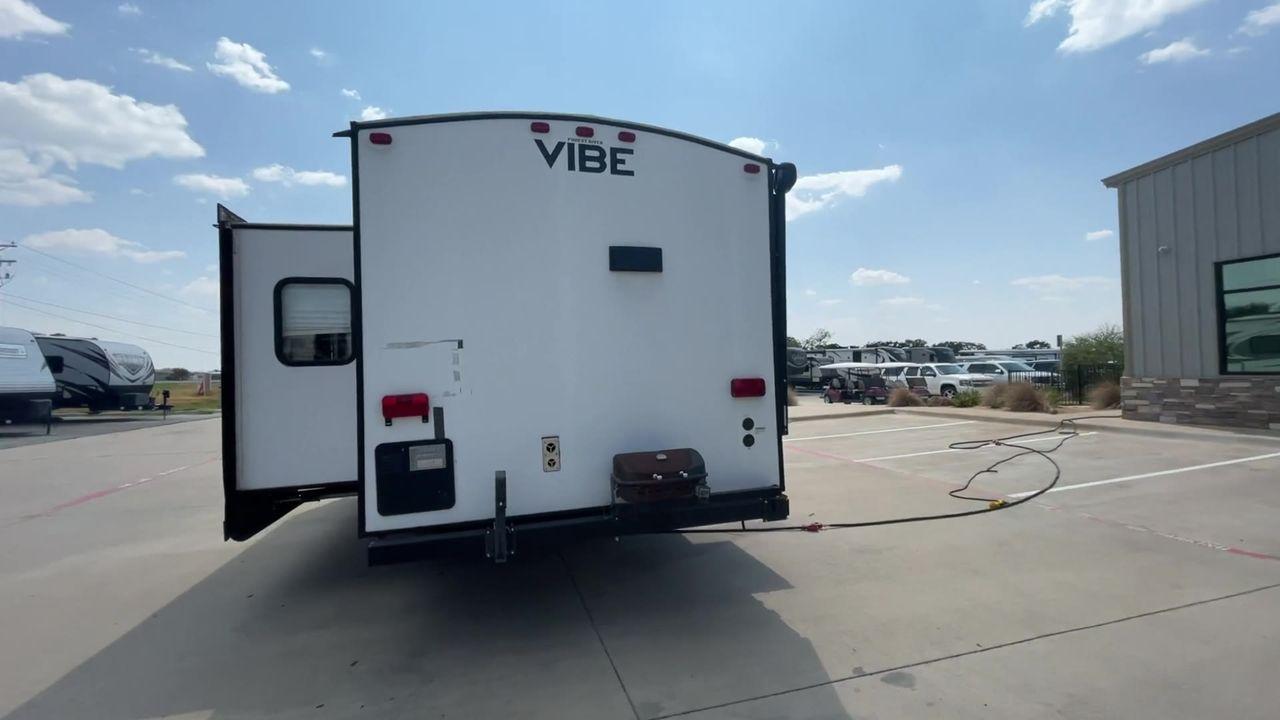 2018 TAN VIBE 268RKS (4X4TVBC26J4) , Length: 34.5 ft. | Dry Weight: 6,540 lbs. | Slides: 1 transmission, located at 4319 N Main St, Cleburne, TX, 76033, (817) 678-5133, 32.385960, -97.391212 - Photo #8