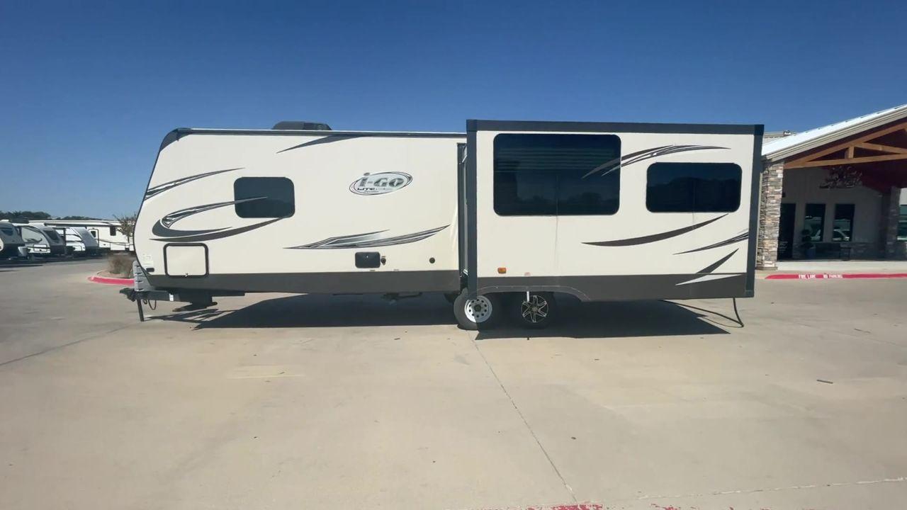 2014 WHITE EVERGREEN I GO 281RLDS (5ZWTGPE20E1) , Length: 32.42 ft | Dry Weight: 5,752 lbs | Gross Weight: 8,795 lbs | Slides: 1 transmission, located at 4319 N Main St, Cleburne, TX, 76033, (817) 678-5133, 32.385960, -97.391212 - Photo #2