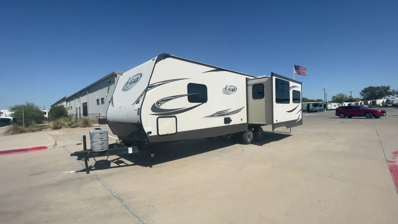 2014 WHITE EVERGREEN I GO 281RLDS (5ZWTGPE20E1) , Length: 32.42 ft | Dry Weight: 5,752 lbs | Gross Weight: 8,795 lbs | Slides: 1 transmission, located at 4319 N Main Street, Cleburne, TX, 76033, (817) 221-0660, 32.435829, -97.384178 - Photo #3