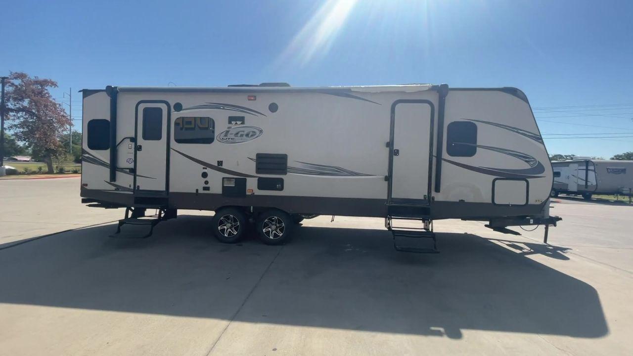 2014 WHITE EVERGREEN I GO 281RLDS (5ZWTGPE20E1) , Length: 32.42 ft | Dry Weight: 5,752 lbs | Gross Weight: 8,795 lbs | Slides: 1 transmission, located at 4319 N Main St, Cleburne, TX, 76033, (817) 678-5133, 32.385960, -97.391212 - Photo #6