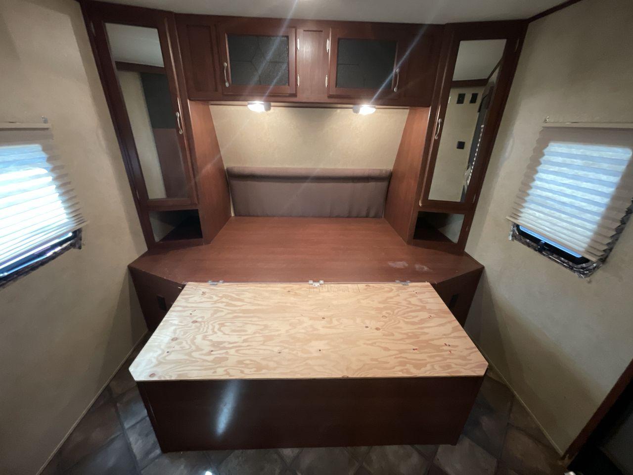 2014 WHITE EVERGREEN I GO 281RLDS (5ZWTGPE20E1) , Length: 32.42 ft | Dry Weight: 5,752 lbs | Gross Weight: 8,795 lbs | Slides: 1 transmission, located at 4319 N Main Street, Cleburne, TX, 76033, (817) 221-0660, 32.435829, -97.384178 - Photo #15