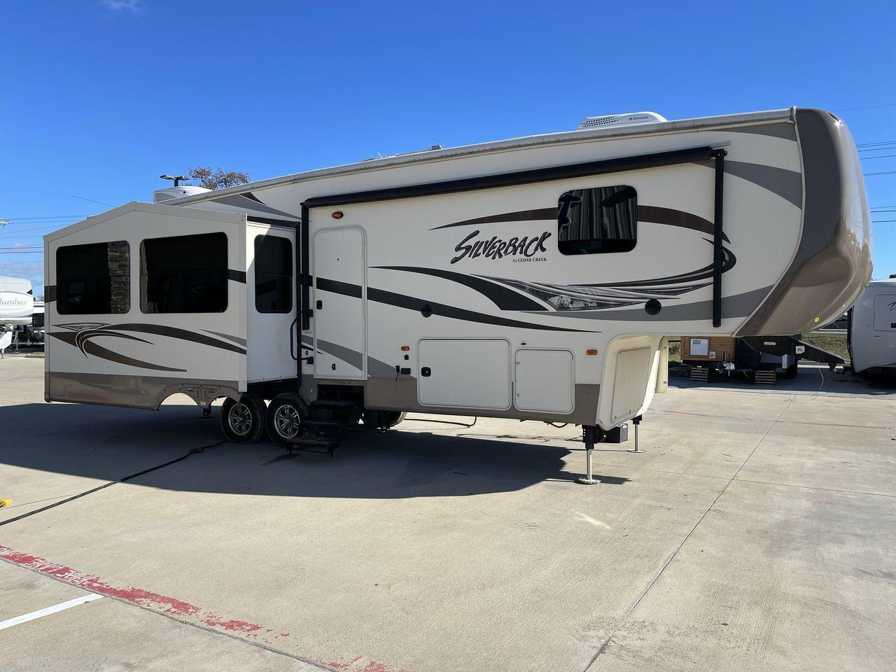 2015 TAN FOREST RIVER CEDAR CREEK 29RE (4X4FCRE21FS) , Length: 33.92 ft. | Dry Weight: 9,790 lbs. | Gross Weight: 13,615 lbs. | Slides: 3 transmission, located at 4319 N Main St, Cleburne, TX, 76033, (817) 678-5133, 32.385960, -97.391212 - The 2015 Forest River Cedar Creek Silverback 29RE is a 33 ft trailer with three slides that offers a spacious and inviting interior, perfect for both short getaways and extended adventures. When you walk inside, you'll be met by beautiful furniture and well-thought-out design elements that make camp - Photo #21