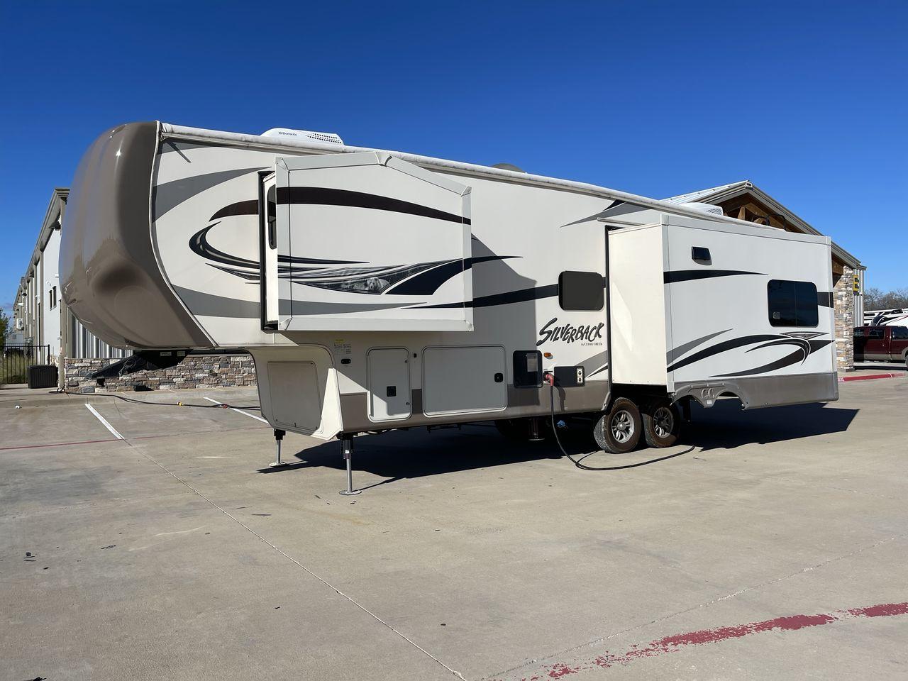2015 TAN FOREST RIVER CEDAR CREEK 29RE (4X4FCRE21FS) , Length: 33.92 ft. | Dry Weight: 9,790 lbs. | Gross Weight: 13,615 lbs. | Slides: 3 transmission, located at 4319 N Main St, Cleburne, TX, 76033, (817) 678-5133, 32.385960, -97.391212 - The 2015 Forest River Cedar Creek Silverback 29RE is a 33 ft trailer with three slides that offers a spacious and inviting interior, perfect for both short getaways and extended adventures. When you walk inside, you'll be met by beautiful furniture and well-thought-out design elements that make camp - Photo #22