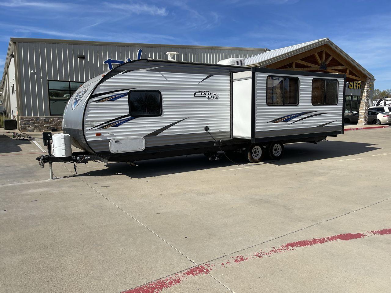 2017 WHITE FOREST RIVER SALEM CRUISE LITE 25 (4X4TSMA2XH7) , Length: 30.92 ft. | Dry Weight: 6,063 lbs. | Gross Weight: 7,685 lbs. | Slides: 1 transmission, located at 4319 N Main St, Cleburne, TX, 76033, (817) 678-5133, 32.385960, -97.391212 - Photo #22