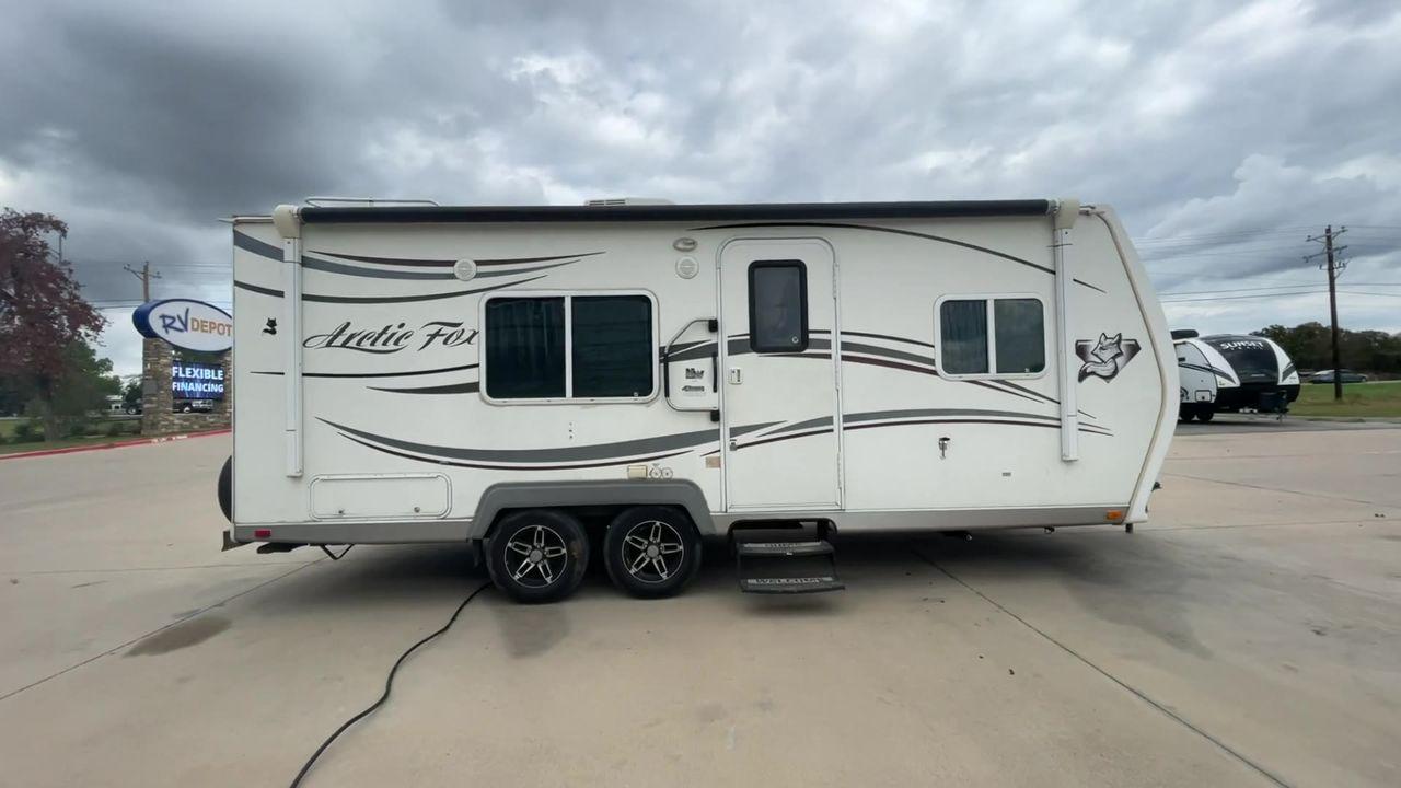 2012 WHITE NORTHWOOD ARCTIC FOX 22H (4N11H2223C0) , Length: 23 ft. | Dry Weight: 4,880 lbs. | Slides: 0 transmission, located at 4319 N Main St, Cleburne, TX, 76033, (817) 678-5133, 32.385960, -97.391212 - Photo #2
