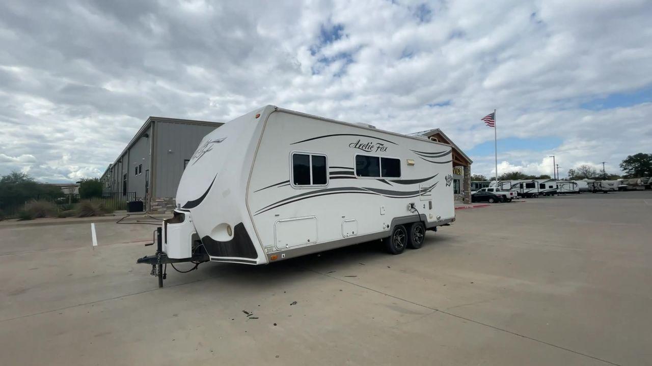 2012 WHITE NORTHWOOD ARCTIC FOX 22H (4N11H2223C0) , Length: 23 ft. | Dry Weight: 4,880 lbs. | Slides: 0 transmission, located at 4319 N Main St, Cleburne, TX, 76033, (817) 678-5133, 32.385960, -97.391212 - With the 2012 Northwood Arctic Fox 22H travel trailer, set out on outdoor adventures. This tough and fully functional RV is made to withstand a range of conditions and offer you comfort and convenience while traveling. The measurements of this unit are 23 ft in length by 8 ft in width. It has a d - Photo #5