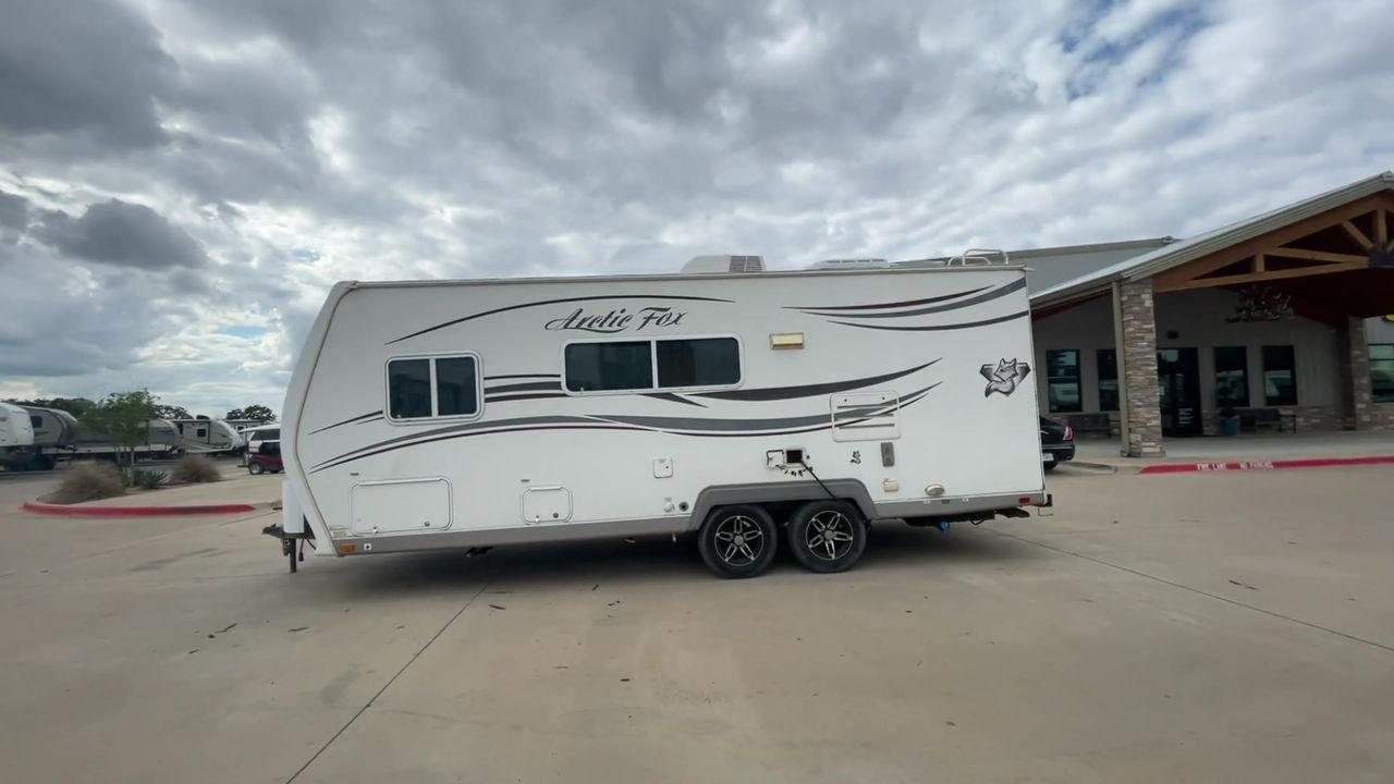 2012 WHITE NORTHWOOD ARCTIC FOX 22H (4N11H2223C0) , Length: 23 ft. | Dry Weight: 4,880 lbs. | Slides: 0 transmission, located at 4319 N Main St, Cleburne, TX, 76033, (817) 678-5133, 32.385960, -97.391212 - With the 2012 Northwood Arctic Fox 22H travel trailer, set out on outdoor adventures. This tough and fully functional RV is made to withstand a range of conditions and offer you comfort and convenience while traveling. The measurements of this unit are 23 ft in length by 8 ft in width. It has a d - Photo #6