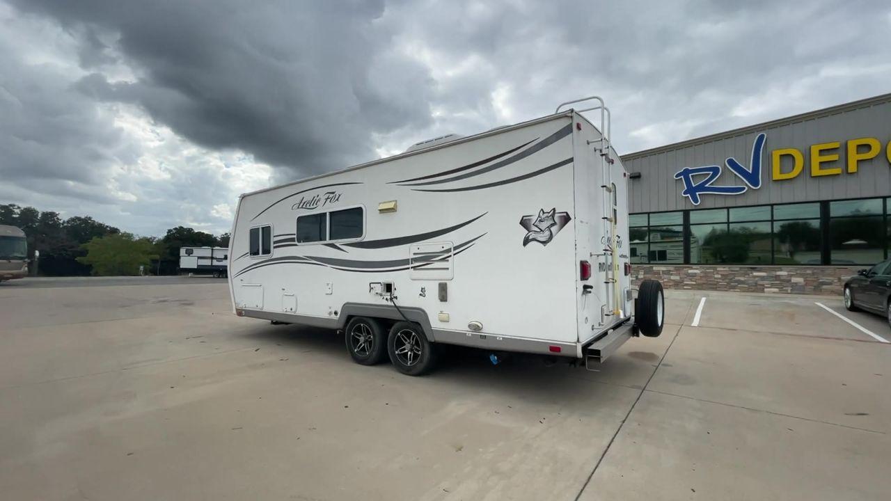 2012 WHITE NORTHWOOD ARCTIC FOX 22H (4N11H2223C0) , Length: 23 ft. | Dry Weight: 4,880 lbs. | Slides: 0 transmission, located at 4319 N Main St, Cleburne, TX, 76033, (817) 678-5133, 32.385960, -97.391212 - Photo #7