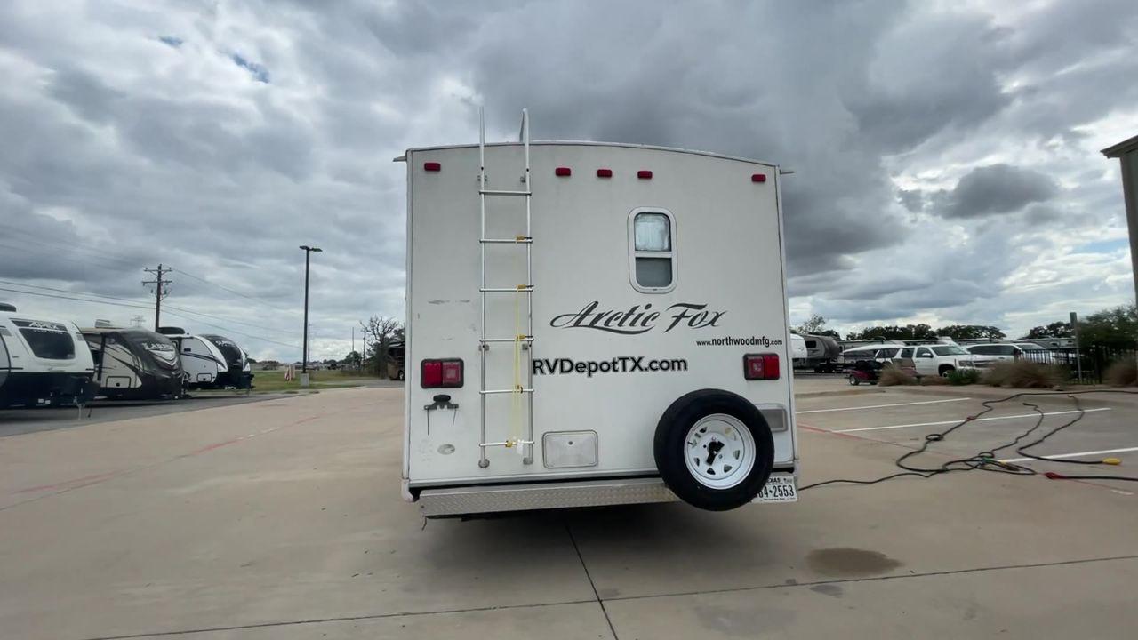 2012 WHITE NORTHWOOD ARCTIC FOX 22H (4N11H2223C0) , Length: 23 ft. | Dry Weight: 4,880 lbs. | Slides: 0 transmission, located at 4319 N Main St, Cleburne, TX, 76033, (817) 678-5133, 32.385960, -97.391212 - Photo #8