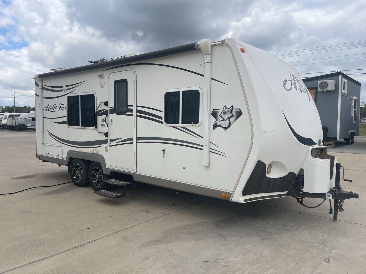 2012 WHITE NORTHWOOD ARCTIC FOX 22H (4N11H2223C0) , Length: 23 ft. | Dry Weight: 4,880 lbs. | Slides: 0 transmission, located at 4319 N Main St, Cleburne, TX, 76033, (817) 678-5133, 32.385960, -97.391212 - With the 2012 Northwood Arctic Fox 22H travel trailer, set out on outdoor adventures. This tough and fully functional RV is made to withstand a range of conditions and offer you comfort and convenience while traveling. The measurements of this unit are 23 ft in length by 8 ft in width. It has a d - Photo #20