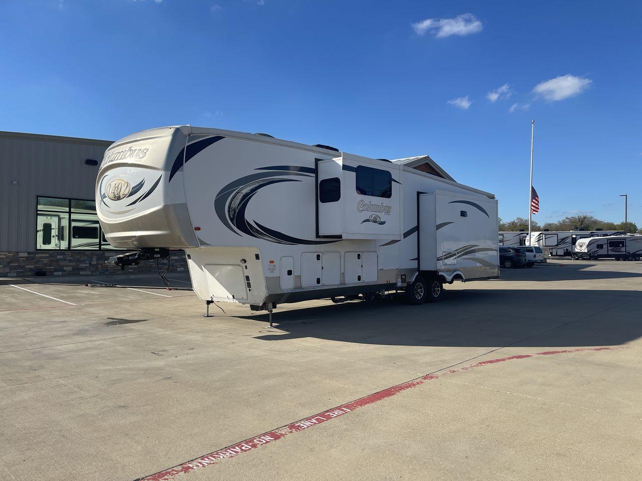 2018 TAN FOREST RIVER COLUNMBUS 383FB (4X4FCMP27J6) , Length: 42.08 ft. | Dry Weight: 13,164 lbs. | Gross Weight: 16,164 lbs. | Slides: 4 transmission, located at 4319 N Main Street, Cleburne, TX, 76033, (817) 221-0660, 32.435829, -97.384178 - The 2018 Palomino Columbus 383FB is a luxurious fifth wheel designed to redefine your camping experience with its opulent features and thoughtful layout. This remarkable model boasts a length of 42.08 feet and a dry weight of 13,164 lbs. These specs alone ensure a spacious and stable platform for yo - Photo #26
