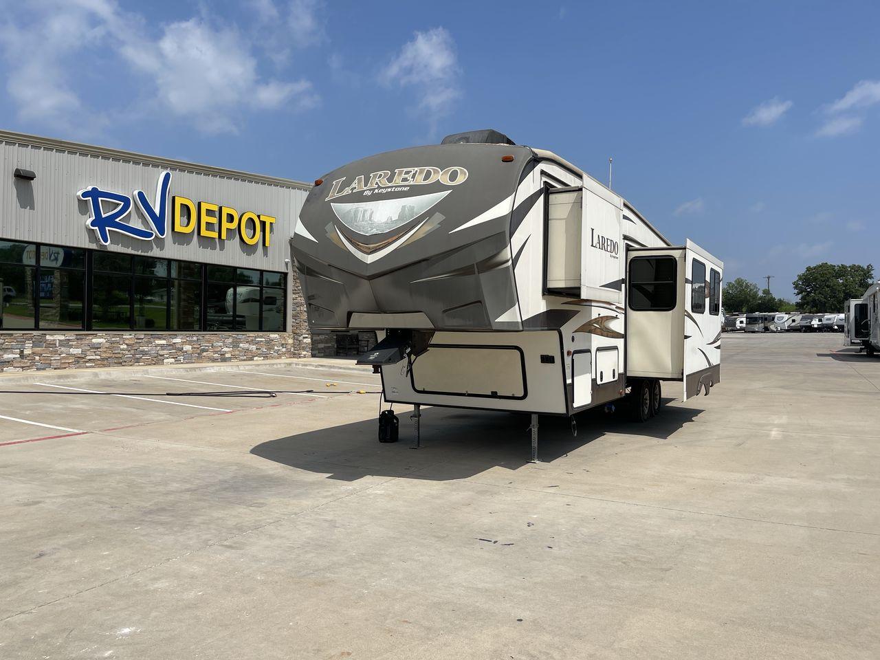 2015 WHITE KEYSTONE LAREDO 285SBH (4YDF28522FK) , Length: 33 ft. | Dry Weight: 7,880 lbs. | Gross Weight: 9,580 lbs. | Slides: 1 transmission, located at 4319 N Main Street, Cleburne, TX, 76033, (817) 221-0660, 32.435829, -97.384178 - This 2015 Keystone Fifth Wheel measures 33 feet long and 8 feet wide with a dry weight of 7,880 lbs. It has a GVWR of 9,580 lbs and a hitch weight of 1,465 lbs. This model also comes with automatic heating and cooling rated at 30,000 and 13,500 BTUs respectively. The exterior of this unit is a base - Photo #0