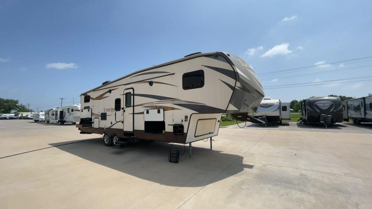 2015 WHITE KEYSTONE LAREDO 285SBH (4YDF28522FK) , Length: 33 ft. | Dry Weight: 7,880 lbs. | Gross Weight: 9,580 lbs. | Slides: 1 transmission, located at 4319 N Main Street, Cleburne, TX, 76033, (817) 221-0660, 32.435829, -97.384178 - This 2015 Keystone Fifth Wheel measures 33 feet long and 8 feet wide with a dry weight of 7,880 lbs. It has a GVWR of 9,580 lbs and a hitch weight of 1,465 lbs. This model also comes with automatic heating and cooling rated at 30,000 and 13,500 BTUs respectively. The exterior of this unit is a base - Photo #3