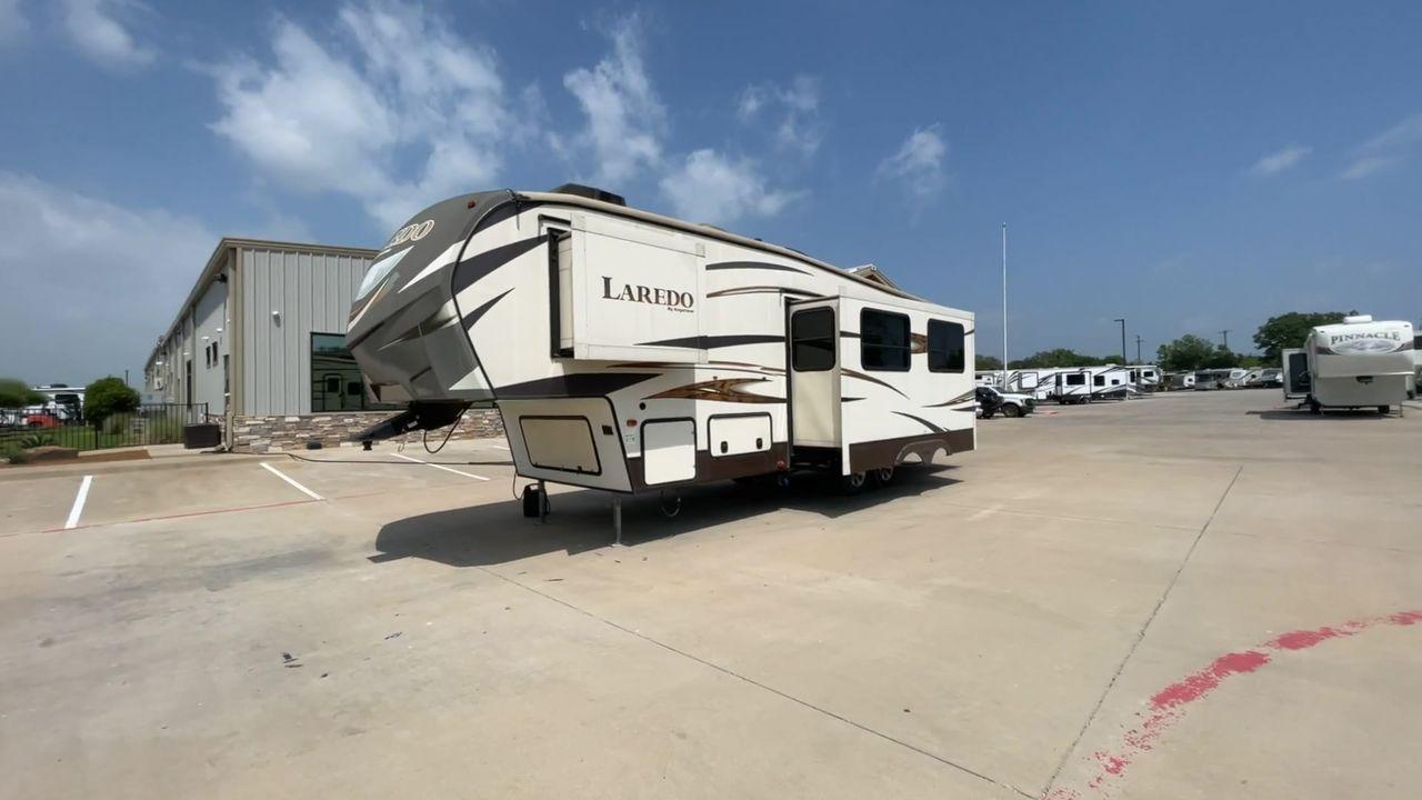 2015 WHITE KEYSTONE LAREDO 285SBH (4YDF28522FK) , Length: 33 ft. | Dry Weight: 7,880 lbs. | Gross Weight: 9,580 lbs. | Slides: 1 transmission, located at 4319 N Main Street, Cleburne, TX, 76033, (817) 221-0660, 32.435829, -97.384178 - This 2015 Keystone Fifth Wheel measures 33 feet long and 8 feet wide with a dry weight of 7,880 lbs. It has a GVWR of 9,580 lbs and a hitch weight of 1,465 lbs. This model also comes with automatic heating and cooling rated at 30,000 and 13,500 BTUs respectively. The exterior of this unit is a base - Photo #5