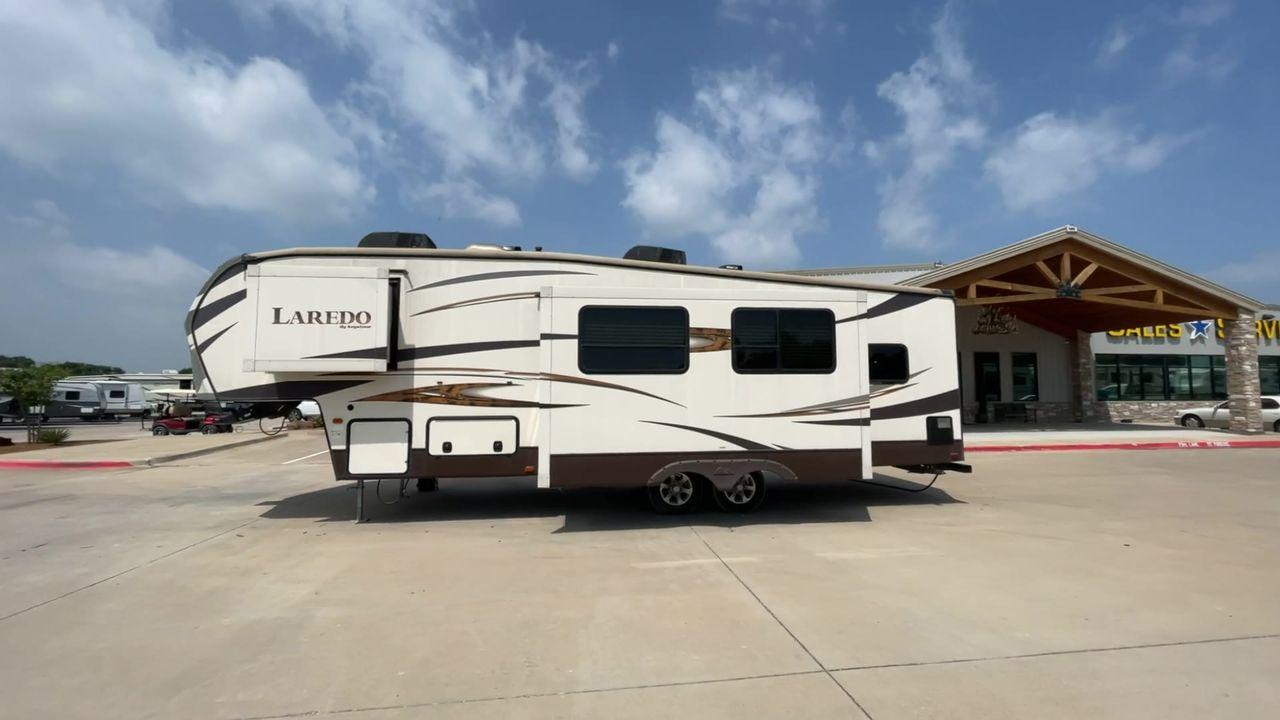 2015 WHITE KEYSTONE LAREDO 285SBH (4YDF28522FK) , Length: 33 ft. | Dry Weight: 7,880 lbs. | Gross Weight: 9,580 lbs. | Slides: 1 transmission, located at 4319 N Main Street, Cleburne, TX, 76033, (817) 221-0660, 32.435829, -97.384178 - This 2015 Keystone Fifth Wheel measures 33 feet long and 8 feet wide with a dry weight of 7,880 lbs. It has a GVWR of 9,580 lbs and a hitch weight of 1,465 lbs. This model also comes with automatic heating and cooling rated at 30,000 and 13,500 BTUs respectively. The exterior of this unit is a base - Photo #6