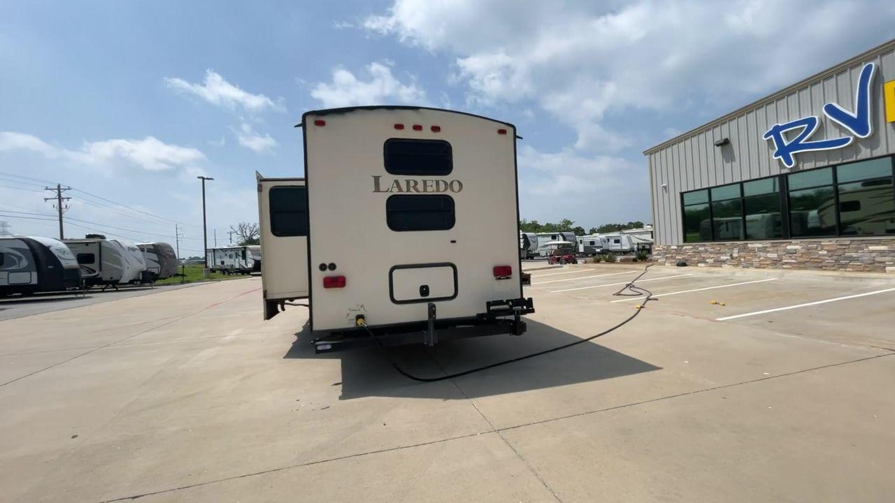 2015 WHITE KEYSTONE LAREDO 285SBH (4YDF28522FK) , Length: 33 ft. | Dry Weight: 7,880 lbs. | Gross Weight: 9,580 lbs. | Slides: 1 transmission, located at 4319 N Main Street, Cleburne, TX, 76033, (817) 221-0660, 32.435829, -97.384178 - This 2015 Keystone Fifth Wheel measures 33 feet long and 8 feet wide with a dry weight of 7,880 lbs. It has a GVWR of 9,580 lbs and a hitch weight of 1,465 lbs. This model also comes with automatic heating and cooling rated at 30,000 and 13,500 BTUs respectively. The exterior of this unit is a base - Photo #8