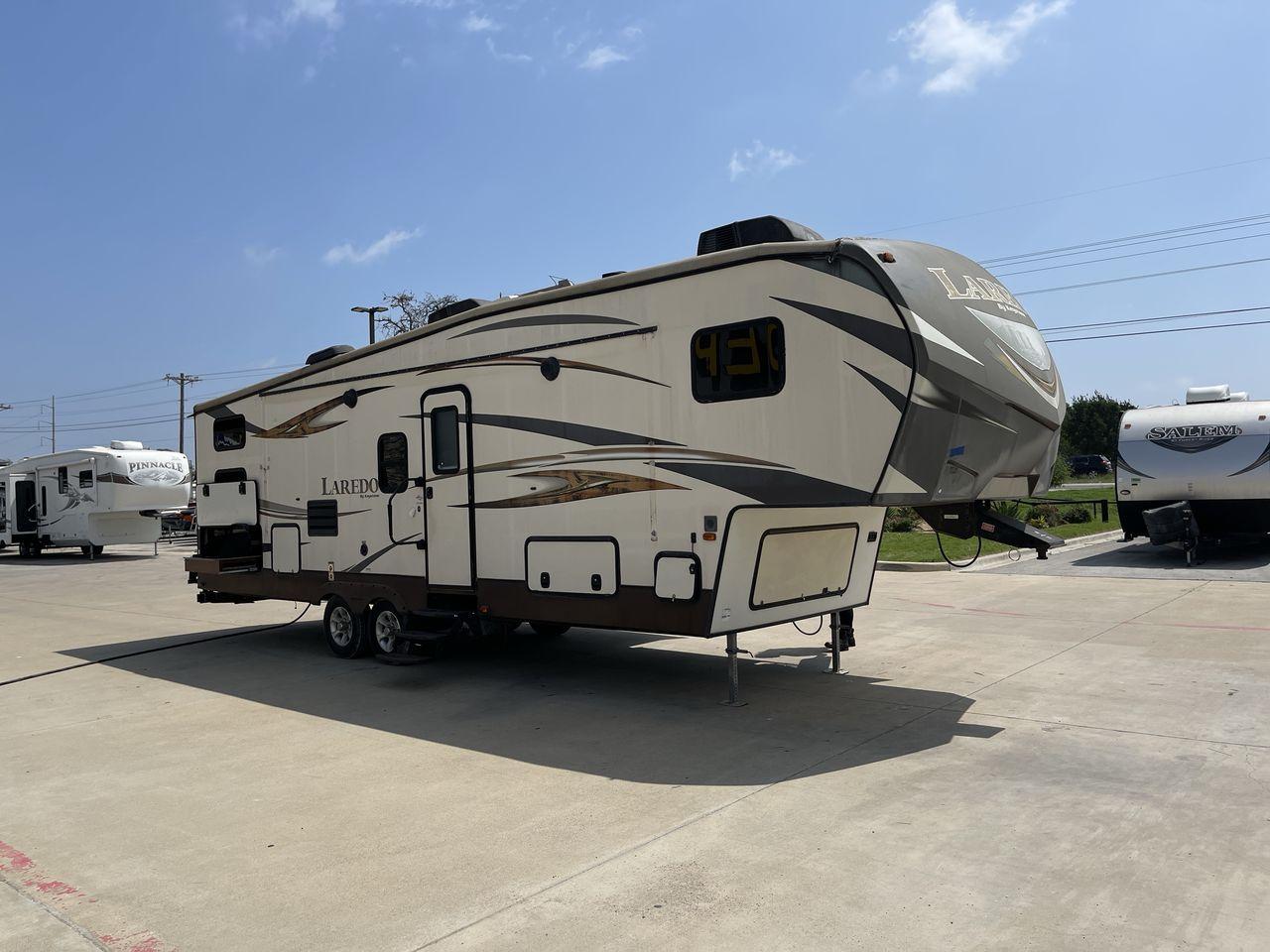 2015 WHITE KEYSTONE LAREDO 285SBH (4YDF28522FK) , Length: 33 ft. | Dry Weight: 7,880 lbs. | Gross Weight: 9,580 lbs. | Slides: 1 transmission, located at 4319 N Main Street, Cleburne, TX, 76033, (817) 221-0660, 32.435829, -97.384178 - This 2015 Keystone Fifth Wheel measures 33 feet long and 8 feet wide with a dry weight of 7,880 lbs. It has a GVWR of 9,580 lbs and a hitch weight of 1,465 lbs. This model also comes with automatic heating and cooling rated at 30,000 and 13,500 BTUs respectively. The exterior of this unit is a base - Photo #24