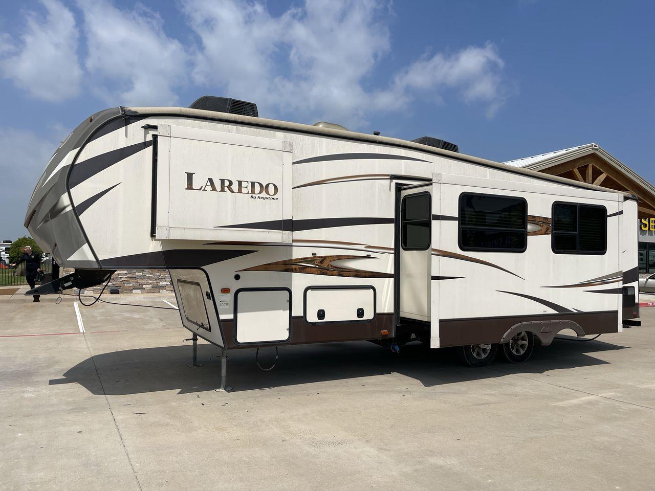 2015 WHITE KEYSTONE LAREDO 285SBH (4YDF28522FK) , Length: 33 ft. | Dry Weight: 7,880 lbs. | Gross Weight: 9,580 lbs. | Slides: 1 transmission, located at 4319 N Main Street, Cleburne, TX, 76033, (817) 221-0660, 32.435829, -97.384178 - This 2015 Keystone Fifth Wheel measures 33 feet long and 8 feet wide with a dry weight of 7,880 lbs. It has a GVWR of 9,580 lbs and a hitch weight of 1,465 lbs. This model also comes with automatic heating and cooling rated at 30,000 and 13,500 BTUs respectively. The exterior of this unit is a base - Photo #25