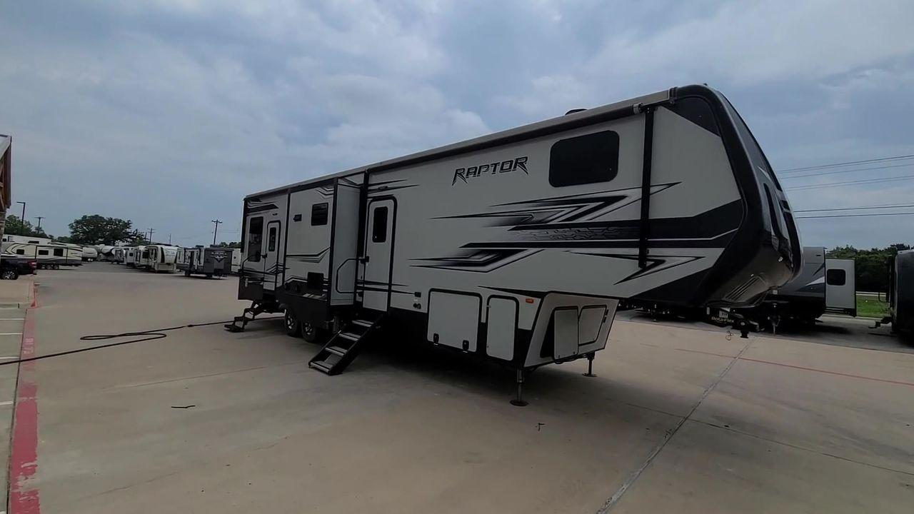 2018 WHITE KEYSTONE RAPTOR 353TS (4YDF35327JR) , Length: 39 ft. | Dry Weight: 13,850 lbs. | Gross Weight: 17,000 lbs. | Slides: 3 transmission, located at 4319 N Main St, Cleburne, TX, 76033, (817) 678-5133, 32.385960, -97.391212 - Photo #5