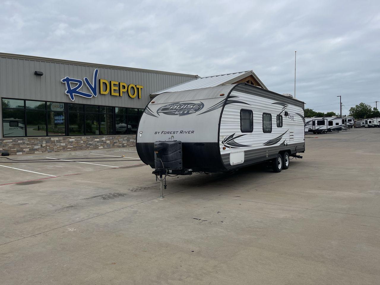 2015 WHITE SALEM CRUISE LITE 261BH (4X4TSMB20F7) , located at 4319 N Main Street, Cleburne, TX, 76033, (817) 221-0660, 32.435829, -97.384178 - This 2015 Forest River Salem Cruise Lite 261BHXL travel trailer measures 29'1" feet. It is a dual axle, chrome wheel setup with electric drum brakes. Its dry weight is 4,313 lbs, its payload capacity 3,082 lbs, and its hitch weight 434 lbs. The aluminum exterior is painted white with gray graphics. - Photo #0