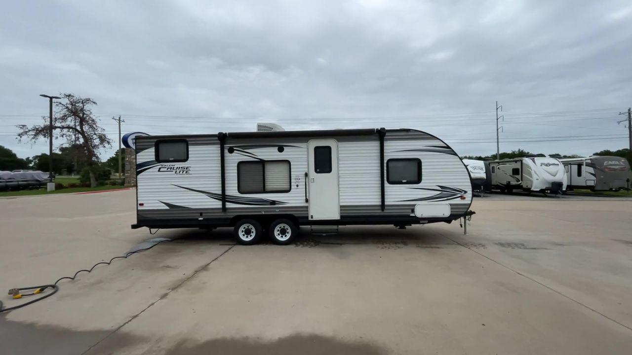 2015 WHITE SALEM CRUISE LITE 261BH (4X4TSMB20F7) , located at 4319 N Main Street, Cleburne, TX, 76033, (817) 221-0660, 32.435829, -97.384178 - This 2015 Forest River Salem Cruise Lite 261BHXL travel trailer measures 29'1" feet. It is a dual axle, chrome wheel setup with electric drum brakes. Its dry weight is 4,313 lbs, its payload capacity 3,082 lbs, and its hitch weight 434 lbs. The aluminum exterior is painted white with gray graphics. - Photo #2