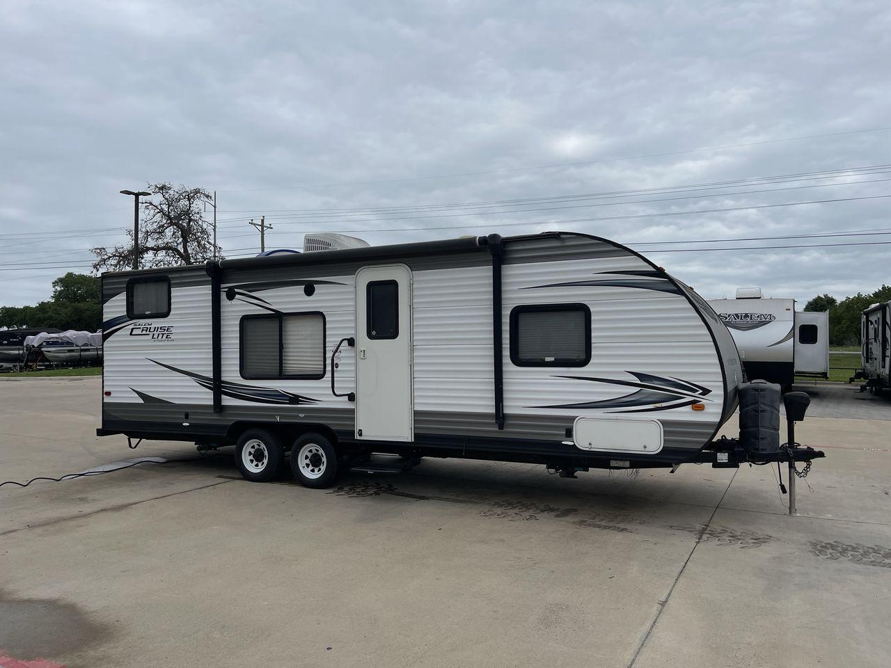 2015 WHITE SALEM CRUISE LITE 261BH (4X4TSMB20F7) , located at 4319 N Main Street, Cleburne, TX, 76033, (817) 221-0660, 32.435829, -97.384178 - This 2015 Forest River Salem Cruise Lite 261BHXL travel trailer measures 29'1" feet. It is a dual axle, chrome wheel setup with electric drum brakes. Its dry weight is 4,313 lbs, its payload capacity 3,082 lbs, and its hitch weight 434 lbs. The aluminum exterior is painted white with gray graphics. - Photo #23