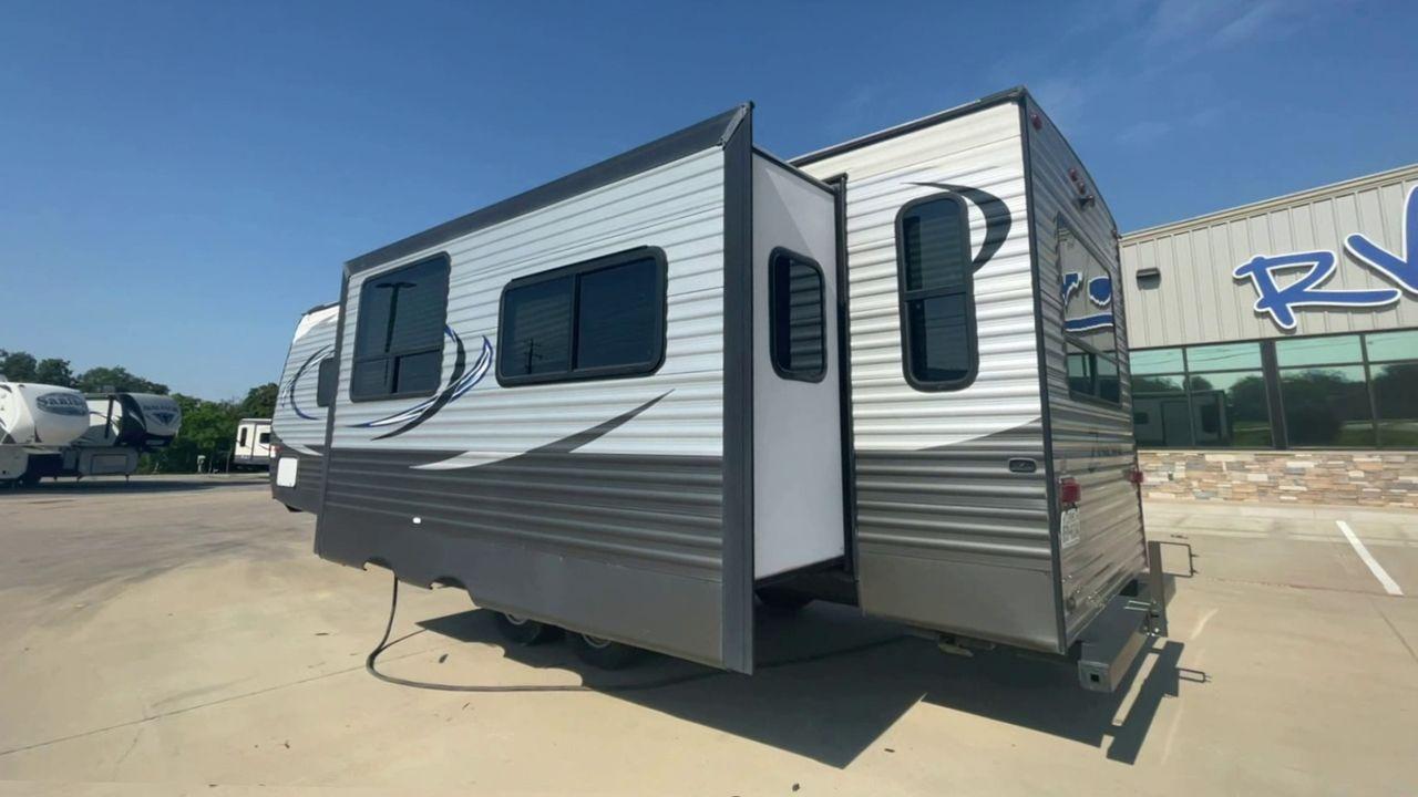 2017 WHITE CROSSROADS ZINGER Z1 27RL (4V0TC2721HJ) , Length: 31.92 ft. | Dry Weight: 6,744 lbs. | Gross Weight: 8,450 lbs. | Slides: 1 transmission, located at 4319 N Main Street, Cleburne, TX, 76033, (817) 221-0660, 32.435829, -97.384178 - In the 2017 Crossroads Zinger Z1 27RL Travel Trailer, set out on an enjoyable and exciting trip. This well-designed RV combines a spacious interior with practical amenities to make the perfect mobile home for your travels. This unit has a dimension of 31.92 ft in length, 8 ft in width, and 11.17 - Photo #1