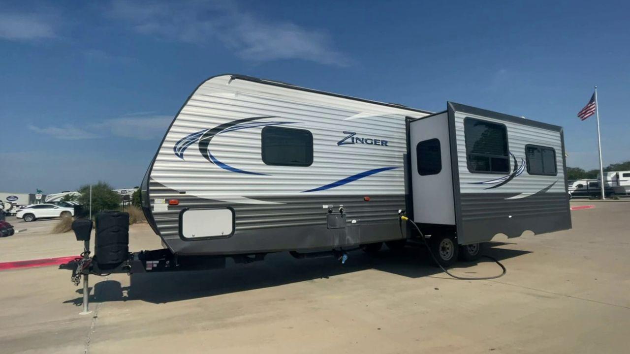 2017 WHITE CROSSROADS ZINGER Z1 27RL (4V0TC2721HJ) , Length: 31.92 ft. | Dry Weight: 6,744 lbs. | Gross Weight: 8,450 lbs. | Slides: 1 transmission, located at 4319 N Main Street, Cleburne, TX, 76033, (817) 221-0660, 32.435829, -97.384178 - In the 2017 Crossroads Zinger Z1 27RL Travel Trailer, set out on an enjoyable and exciting trip. This well-designed RV combines a spacious interior with practical amenities to make the perfect mobile home for your travels. This unit has a dimension of 31.92 ft in length, 8 ft in width, and 11.17 - Photo #3