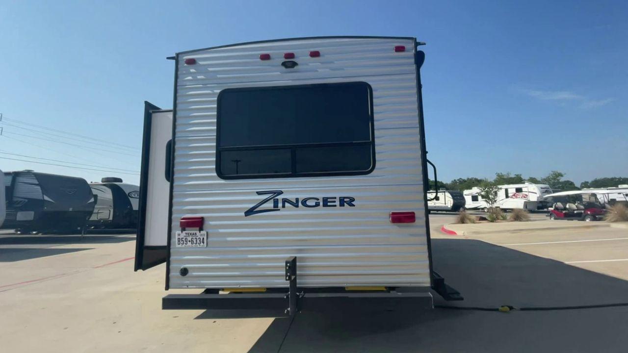 2017 WHITE CROSSROADS ZINGER Z1 27RL (4V0TC2721HJ) , Length: 31.92 ft. | Dry Weight: 6,744 lbs. | Gross Weight: 8,450 lbs. | Slides: 1 transmission, located at 4319 N Main St, Cleburne, TX, 76033, (817) 678-5133, 32.385960, -97.391212 - In the 2017 Crossroads Zinger Z1 27RL Travel Trailer, set out on an enjoyable and exciting trip. This well-designed RV combines a spacious interior with practical amenities to make the perfect mobile home for your travels. This unit has a dimension of 31.92 ft in length, 8 ft in width, and 11.17 - Photo #8