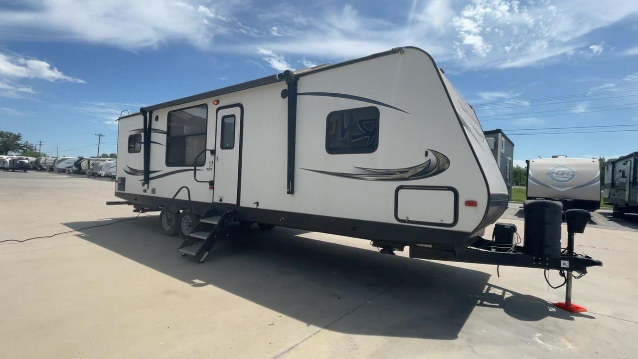 2016 WHITE HEARTLAND TRAIL RUNNER 27RKS (5SFEB3321GE) , Length: 33.4 ft. | Dry Weight: 6,542 lbs. | Gross Weight: 9,000 lbs. | Slides: 1 transmission, located at 4319 N Main St, Cleburne, TX, 76033, (817) 678-5133, 32.385960, -97.391212 - Photo #3