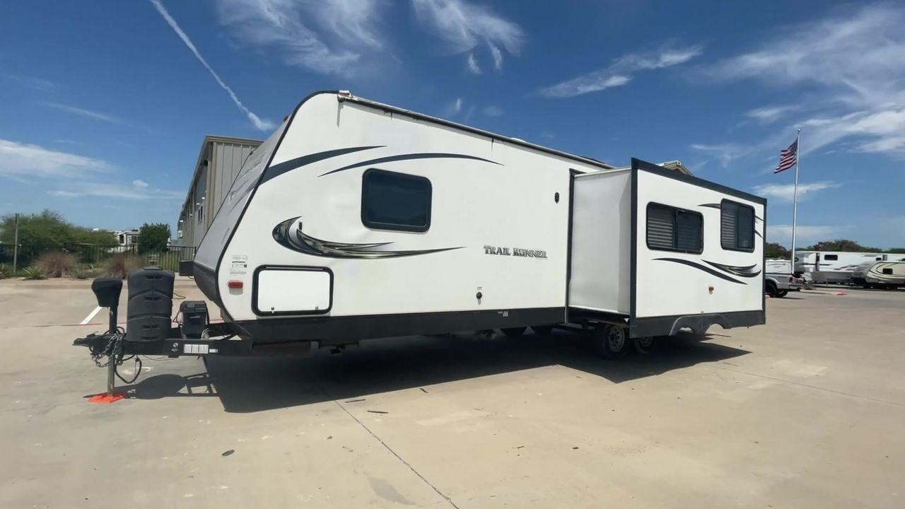 2016 WHITE HEARTLAND TRAIL RUNNER 27RKS (5SFEB3321GE) , Length: 33.4 ft. | Dry Weight: 6,542 lbs. | Gross Weight: 9,000 lbs. | Slides: 1 transmission, located at 4319 N Main Street, Cleburne, TX, 76033, (817) 221-0660, 32.435829, -97.384178 - With the 2016 Heartland Trail Runner 27RKS travel trailer, set out on an adventure-filled and comfortable tour. For those looking for an unforgettable camping experience, this well-designed RV offers the ideal blend of roomy living, contemporary conveniences, and considerate features. The measuremen - Photo #5