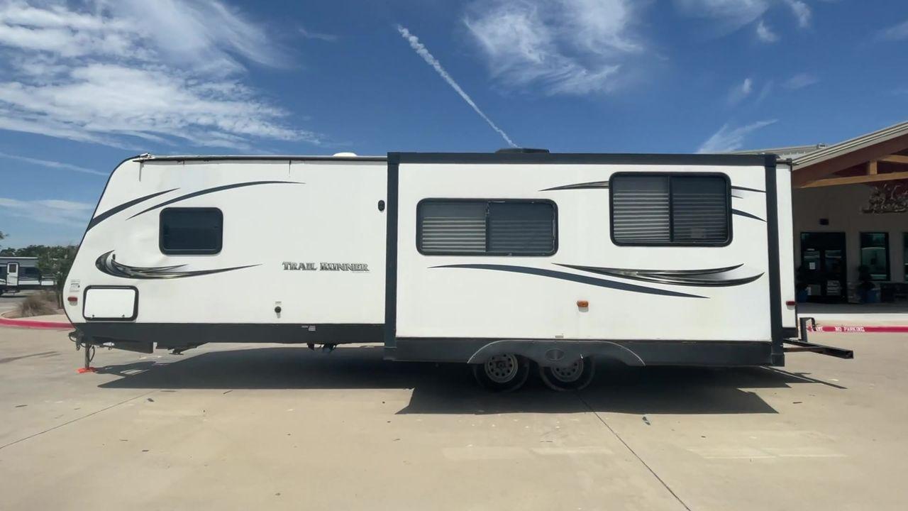 2016 WHITE HEARTLAND TRAIL RUNNER 27RKS (5SFEB3321GE) , Length: 33.4 ft. | Dry Weight: 6,542 lbs. | Gross Weight: 9,000 lbs. | Slides: 1 transmission, located at 4319 N Main St, Cleburne, TX, 76033, (817) 678-5133, 32.385960, -97.391212 - With the 2016 Heartland Trail Runner 27RKS travel trailer, set out on an adventure-filled and comfortable tour. For those looking for an unforgettable camping experience, this well-designed RV offers the ideal blend of roomy living, contemporary conveniences, and considerate features. The measure - Photo #6