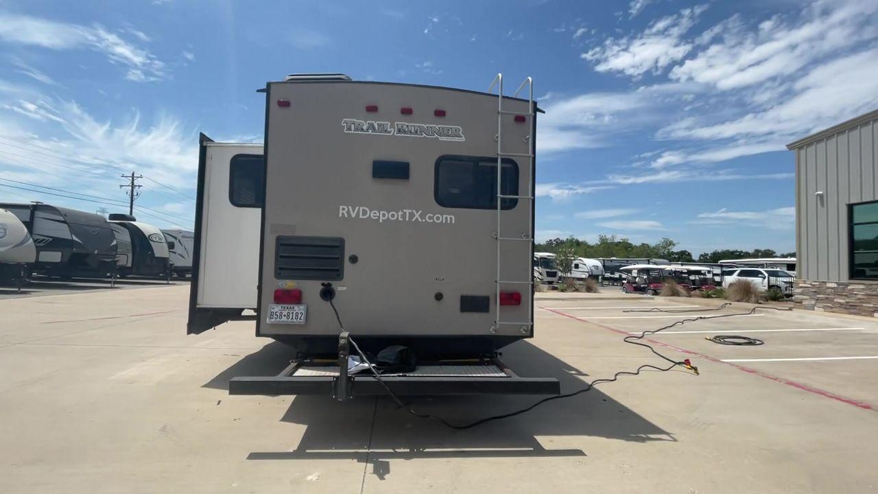 2016 WHITE HEARTLAND TRAIL RUNNER 27RKS (5SFEB3321GE) , Length: 33.4 ft. | Dry Weight: 6,542 lbs. | Gross Weight: 9,000 lbs. | Slides: 1 transmission, located at 4319 N Main Street, Cleburne, TX, 76033, (817) 221-0660, 32.435829, -97.384178 - With the 2016 Heartland Trail Runner 27RKS travel trailer, set out on an adventure-filled and comfortable tour. For those looking for an unforgettable camping experience, this well-designed RV offers the ideal blend of roomy living, contemporary conveniences, and considerate features. The measure - Photo #8