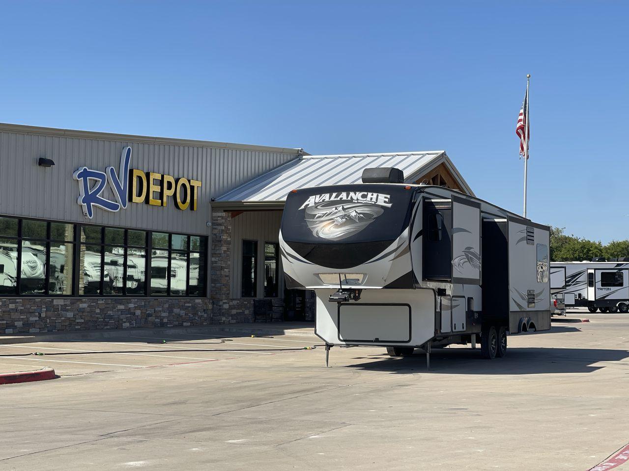 photo of 2017 KEYSTONE AVALANCHE 300RE FIFTH WHEEL