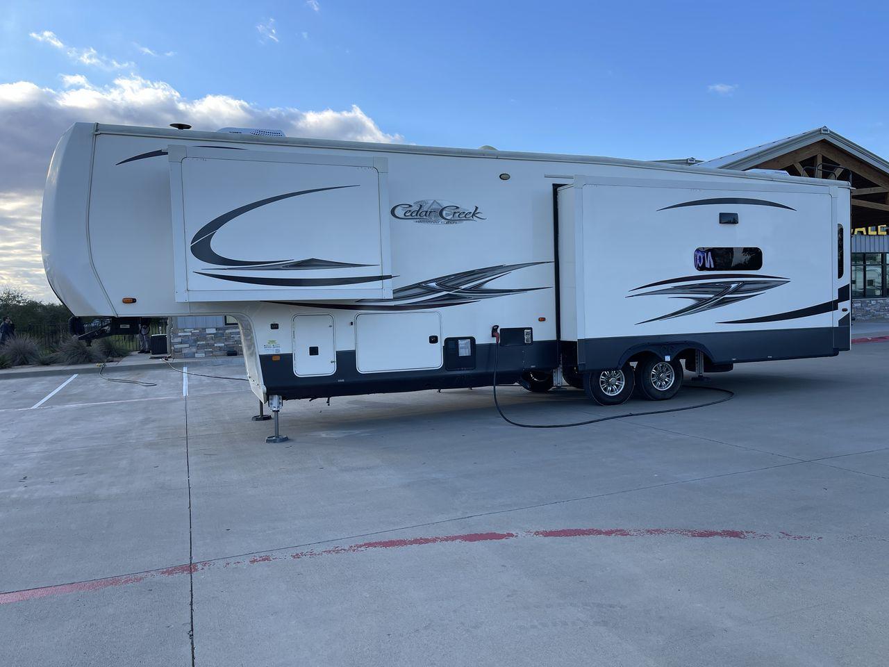 2020 TAN FOREST RIVER CEDAR CREEK HATHAWAY (4X4FCRM28LS) , Length: 38.83 ft. | Dry Weight: 13,134 lbs. | Gross Weight: 16,525 lbs. | Slides: 3 transmission, located at 4319 N Main Street, Cleburne, TX, 76033, (817) 221-0660, 32.435829, -97.384178 - This 2020 Cedar Creek Hathaway 36CK2 fifth wheel has a length of 38.83 ft, a width of 8 ft, and a height of 13.42 ft. This fifth wheel has a dry weight of 13,134 lbs and a payload capacity of 3,391. The GVWR is 16,525 lbs and has a hitch weight of 2,525 lbs. The Cedar Creek has a true gel coat finis - Photo #24