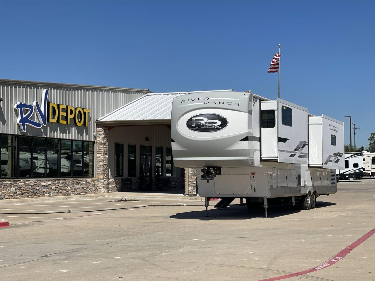 photo of 2021 PALOMINO COLUMBUS RIVER RANCH 390RL FIFTH WHEEL