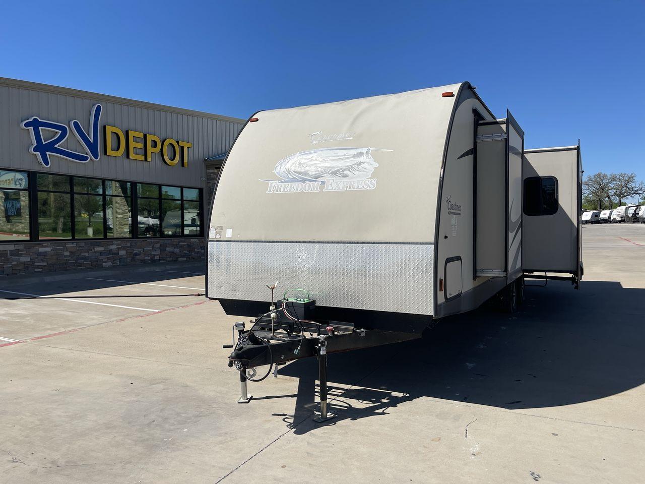 2015 WHITE COACHMEN FREEDOM EXPRESS 305R (5ZT2FEWB3FA) , Length: 34.5 ft | Dry Weight: 6,199 lbs | Gross Weight: 9,500 lbs | Slides: 2 transmission, located at 4319 N Main St, Cleburne, TX, 76033, (817) 678-5133, 32.385960, -97.391212 - Photo #0