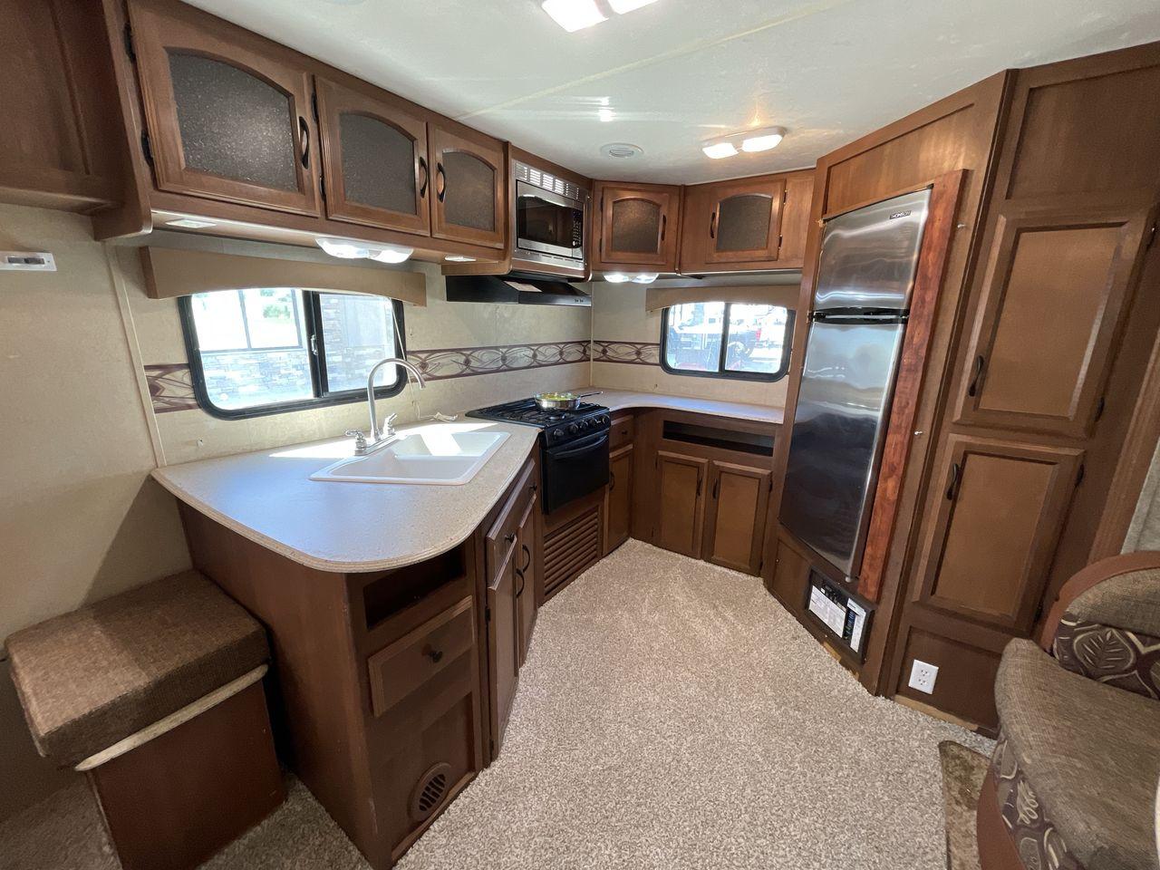 2015 WHITE COACHMEN FREEDOM EXPRESS 305R (5ZT2FEWB3FA) , Length: 34.5 ft | Dry Weight: 6,199 lbs | Gross Weight: 9,500 lbs | Slides: 2 transmission, located at 4319 N Main Street, Cleburne, TX, 76033, (817) 221-0660, 32.435829, -97.384178 - Photo #10
