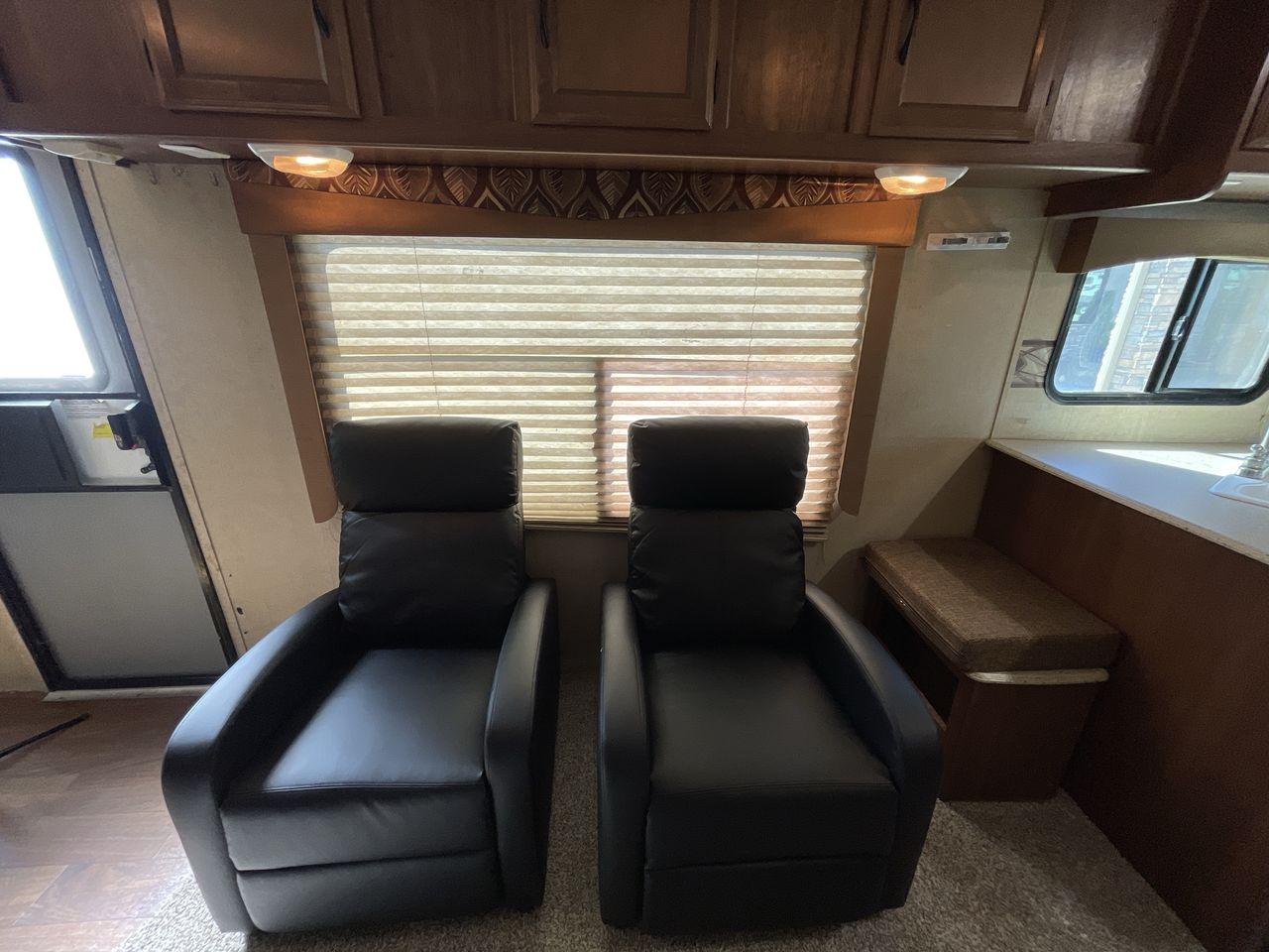 2015 WHITE COACHMEN FREEDOM EXPRESS 305R (5ZT2FEWB3FA) , Length: 34.5 ft | Dry Weight: 6,199 lbs | Gross Weight: 9,500 lbs | Slides: 2 transmission, located at 4319 N Main St, Cleburne, TX, 76033, (817) 678-5133, 32.385960, -97.391212 - Photo #19