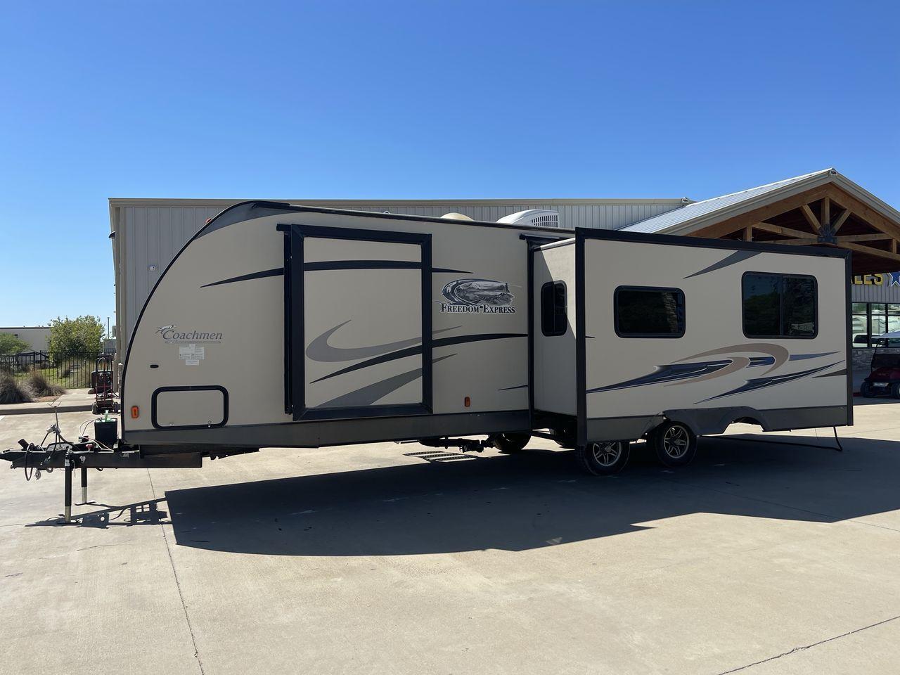 2015 WHITE COACHMEN FREEDOM EXPRESS 305R (5ZT2FEWB3FA) , Length: 34.5 ft | Dry Weight: 6,199 lbs | Gross Weight: 9,500 lbs | Slides: 2 transmission, located at 4319 N Main Street, Cleburne, TX, 76033, (817) 221-0660, 32.435829, -97.384178 - Photo #23