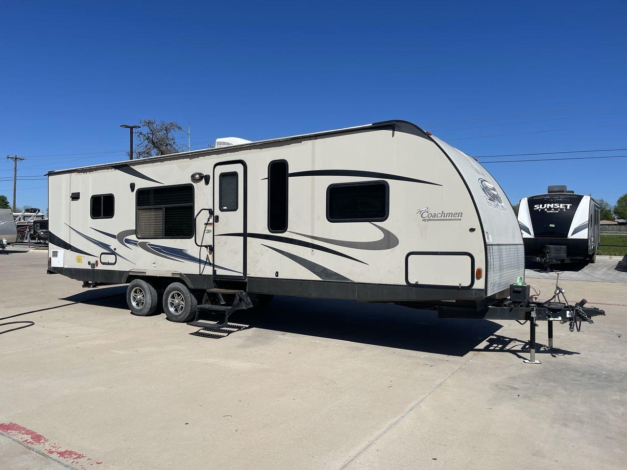 2015 WHITE COACHMEN FREEDOM EXPRESS 305R (5ZT2FEWB3FA) , Length: 34.5 ft | Dry Weight: 6,199 lbs | Gross Weight: 9,500 lbs | Slides: 2 transmission, located at 4319 N Main St, Cleburne, TX, 76033, (817) 678-5133, 32.385960, -97.391212 - Photo #24