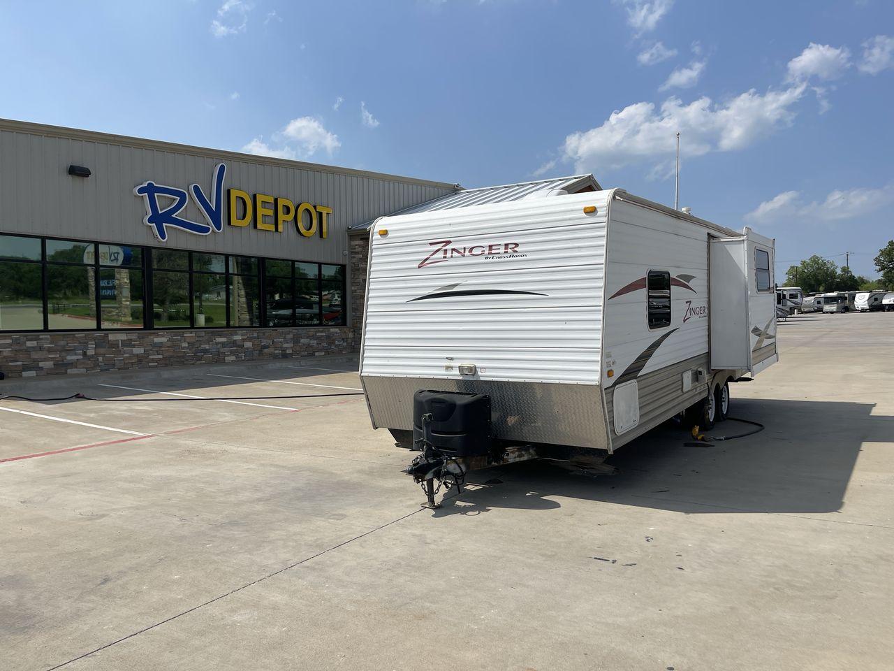 2010 WHITE CROSSROADS ZINGER (4V0TC252XAA) , Length: 26 ft | Dry Weight: 4,519 lbs | Gross Weight: 7,580 lbs | Slides: 1 transmission, located at 4319 N Main Street, Cleburne, TX, 76033, (817) 221-0660, 32.435829, -97.384178 - With the 2010 CrossRoads RV Zinger ZT250RK, you may have the perfect balance of comfort and convenience. The dry weight of this 26-foot travel trailer is 4,519 pounds, while the gross weight is 7,580. This makes it easy to tow without sacrificing space or comfort. This RV has a single slide-out and - Photo #0