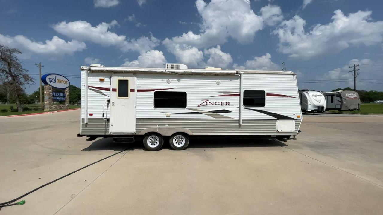 2010 WHITE CROSSROADS ZINGER (4V0TC252XAA) , Length: 26 ft | Dry Weight: 4,519 lbs | Gross Weight: 7,580 lbs | Slides: 1 transmission, located at 4319 N Main Street, Cleburne, TX, 76033, (817) 221-0660, 32.435829, -97.384178 - With the 2010 CrossRoads RV Zinger ZT250RK, you may have the perfect balance of comfort and convenience. The dry weight of this 26-foot travel trailer is 4,519 pounds, while the gross weight is 7,580. This makes it easy to tow without sacrificing space or comfort. This RV has a single slide-out and - Photo #2