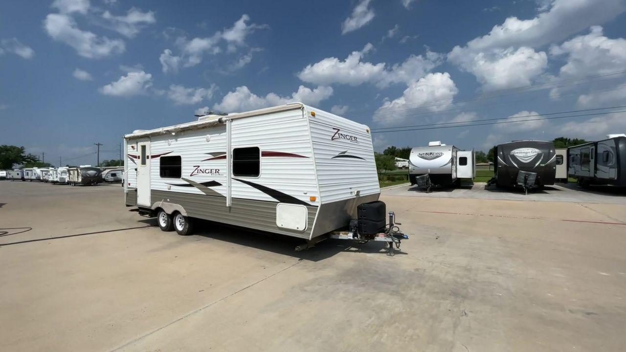 2010 WHITE CROSSROADS ZINGER (4V0TC252XAA) , Length: 26 ft | Dry Weight: 4,519 lbs | Gross Weight: 7,580 lbs | Slides: 1 transmission, located at 4319 N Main Street, Cleburne, TX, 76033, (817) 221-0660, 32.435829, -97.384178 - With the 2010 CrossRoads RV Zinger ZT250RK, you may have the perfect balance of comfort and convenience. The dry weight of this 26-foot travel trailer is 4,519 pounds, while the gross weight is 7,580. This makes it easy to tow without sacrificing space or comfort. This RV has a single slide-out and - Photo #3