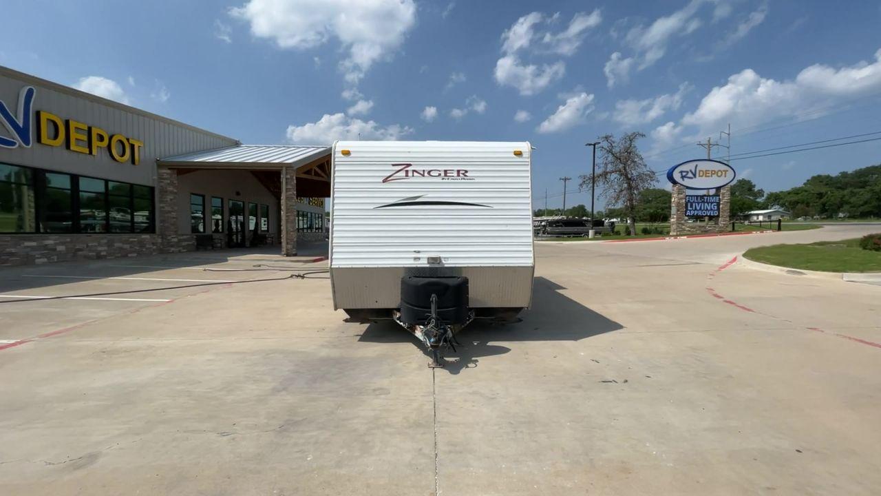 2010 WHITE CROSSROADS ZINGER (4V0TC252XAA) , Length: 26 ft | Dry Weight: 4,519 lbs | Gross Weight: 7,580 lbs | Slides: 1 transmission, located at 4319 N Main Street, Cleburne, TX, 76033, (817) 221-0660, 32.435829, -97.384178 - With the 2010 CrossRoads RV Zinger ZT250RK, you may have the perfect balance of comfort and convenience. The dry weight of this 26-foot travel trailer is 4,519 pounds, while the gross weight is 7,580. This makes it easy to tow without sacrificing space or comfort. This RV has a single slide-out and - Photo #4