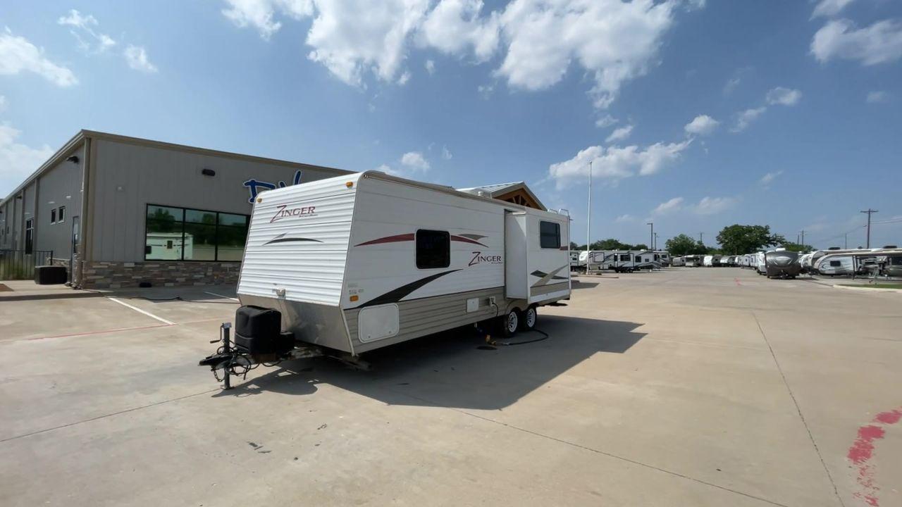 2010 WHITE CROSSROADS ZINGER (4V0TC252XAA) , Length: 26 ft | Dry Weight: 4,519 lbs | Gross Weight: 7,580 lbs | Slides: 1 transmission, located at 4319 N Main Street, Cleburne, TX, 76033, (817) 221-0660, 32.435829, -97.384178 - With the 2010 CrossRoads RV Zinger ZT250RK, you may have the perfect balance of comfort and convenience. The dry weight of this 26-foot travel trailer is 4,519 pounds, while the gross weight is 7,580. This makes it easy to tow without sacrificing space or comfort. This RV has a single slide-out and - Photo #5