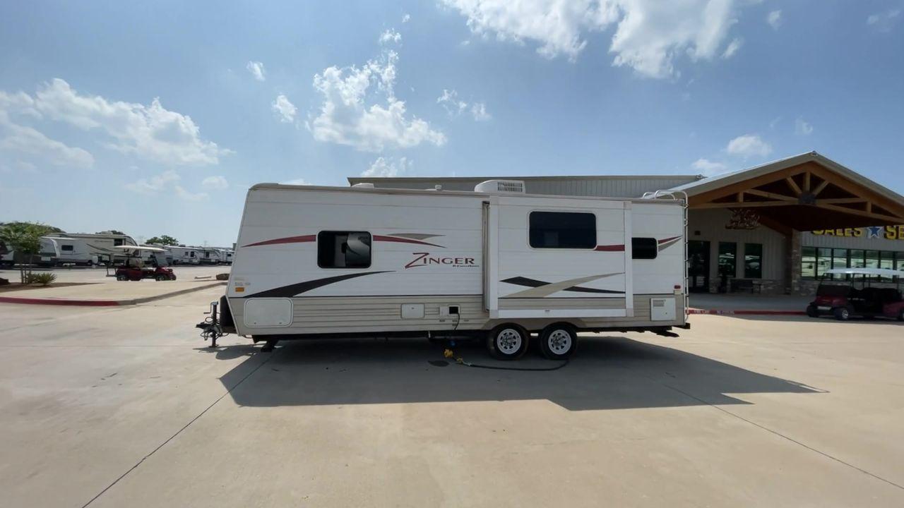 2010 WHITE CROSSROADS ZINGER (4V0TC252XAA) , Length: 26 ft | Dry Weight: 4,519 lbs | Gross Weight: 7,580 lbs | Slides: 1 transmission, located at 4319 N Main Street, Cleburne, TX, 76033, (817) 221-0660, 32.435829, -97.384178 - With the 2010 CrossRoads RV Zinger ZT250RK, you may have the perfect balance of comfort and convenience. The dry weight of this 26-foot travel trailer is 4,519 pounds, while the gross weight is 7,580. This makes it easy to tow without sacrificing space or comfort. This RV has a single slide-out and - Photo #6