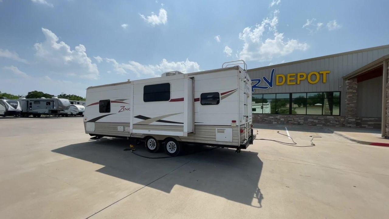 2010 WHITE CROSSROADS ZINGER (4V0TC252XAA) , Length: 26 ft | Dry Weight: 4,519 lbs | Gross Weight: 7,580 lbs | Slides: 1 transmission, located at 4319 N Main Street, Cleburne, TX, 76033, (817) 221-0660, 32.435829, -97.384178 - With the 2010 CrossRoads RV Zinger ZT250RK, you may have the perfect balance of comfort and convenience. The dry weight of this 26-foot travel trailer is 4,519 pounds, while the gross weight is 7,580. This makes it easy to tow without sacrificing space or comfort. This RV has a single slide-out and - Photo #7